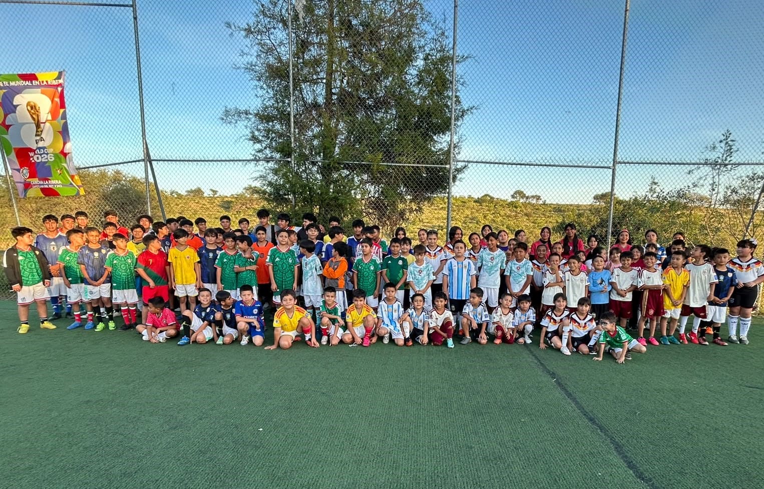 Comunidad y niños de la Asociación Vivimos para Cambiar